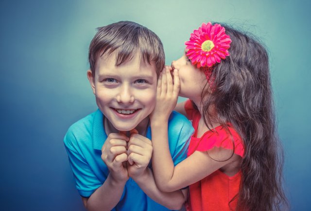 license : https://kr.123rf.com/photo_43647550_teenage-girl-whispering-in-the-ear-of-teen-boys-on-a-gray-background-retro-photo-effect.html?downloaded=1