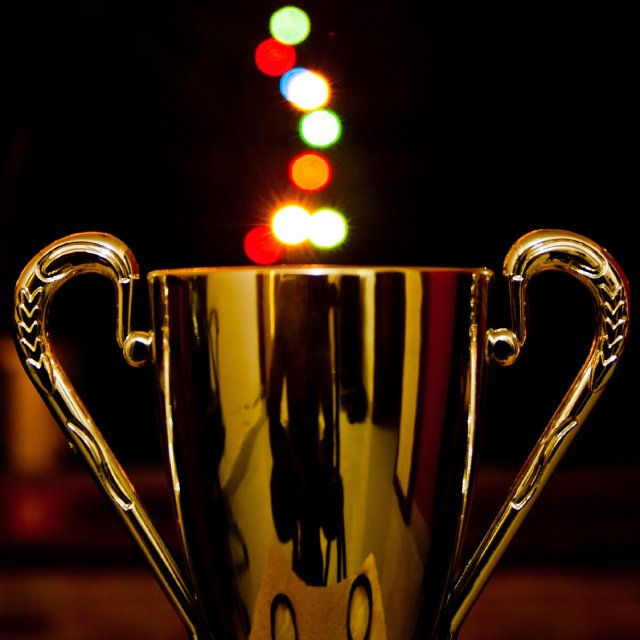 license : https://pixabay.com/ko/photos/%EC%83%81-%EC%BB%B5-%EB%93%B1-bokeh-166945/